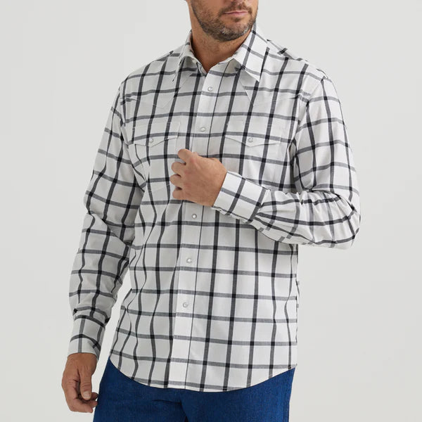 Wrangler Men's Wrinkle Resistant Long Sleeve Classic Fit Black & White Plaid Snap 112344413